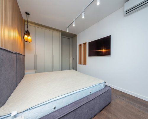 A cozy bedroom layout with soft lighting and minimalist design elements suitable for deep evening relaxation